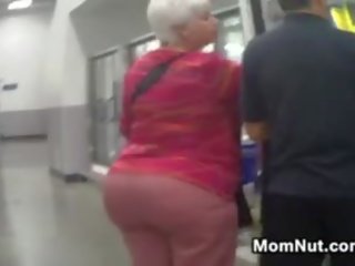 Grande nonnina sederona spiato su a il negozio