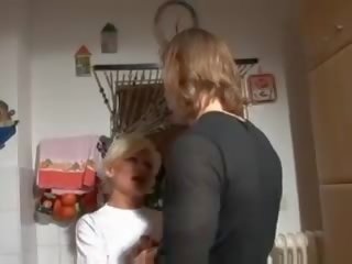 Seksi rambut pirang jerman perempuan tua tertutup di dapur