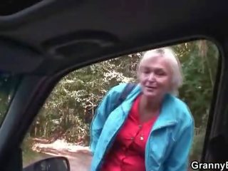 Starý babičky vyjížďky můj kohout právo v the auto